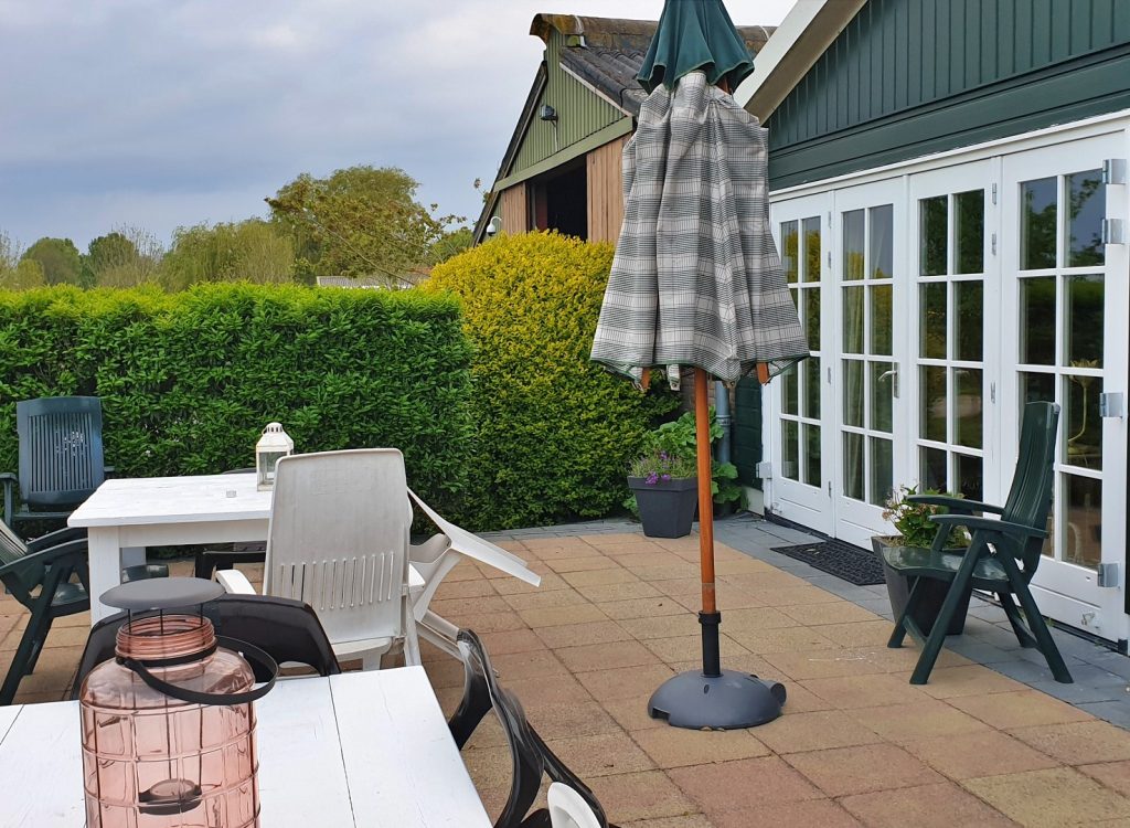 achtertuin-terrasje-vakantiehuis-bedandbreakfast-hotel-lanormande